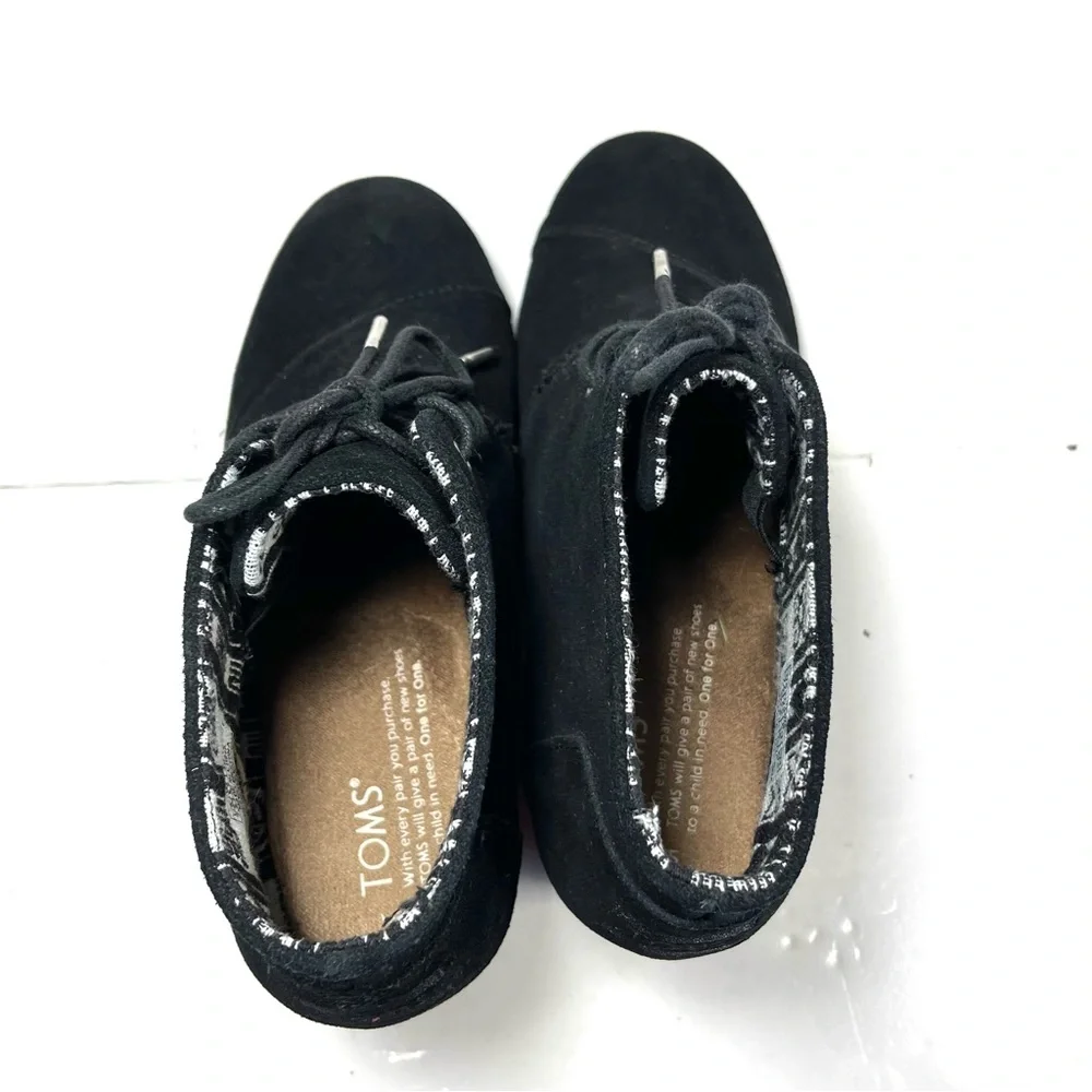 TOMS‎ Kala Women’s Ankle Boots Size 7.5 Black Suede Lace Up Wedge.
